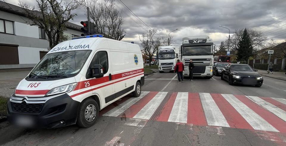 В Івано-Франківську вантажівка збила пішохода: потерпілого госпіталізували (ФОТОФАКТ)