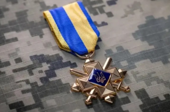 Двоє бійців тероборони з Івано-Франківщини, які 165 діб тримали позицію на фронті, отримали «Хрест бойових заслуг»