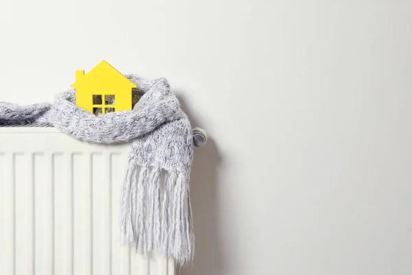 В Івано-Франківську без тепла залишаються п’ять будинків: комунальники отримали понад сотню звернень про розповітрення