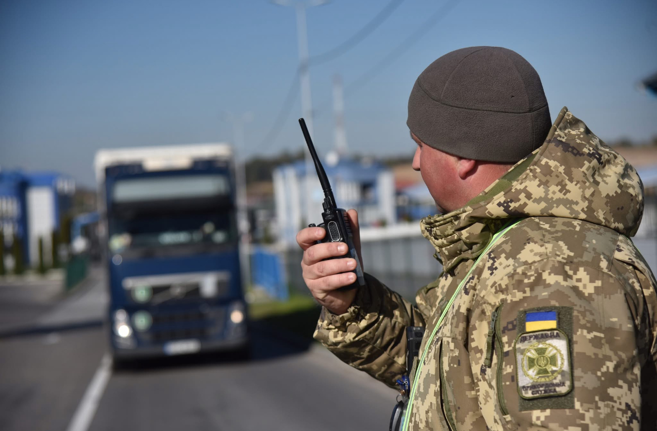 На вʼїзд та виїзд: на кордоні тимчасово припинили пропускні операції