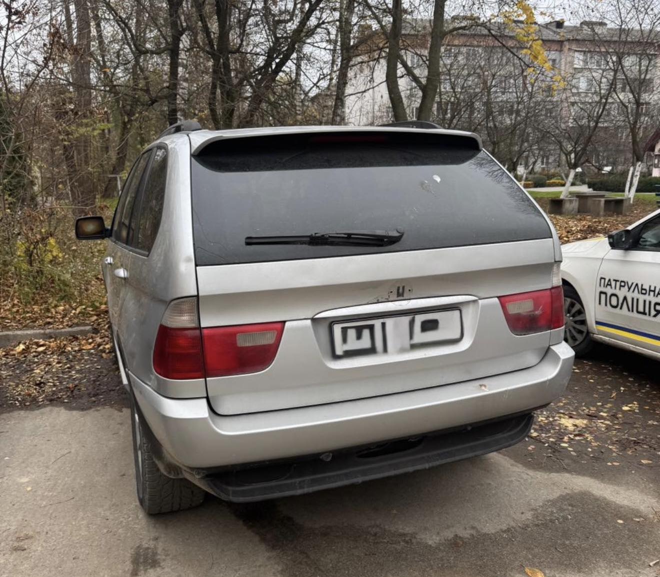 В Івано-Франківську водій BMW врізався у Tesla та втік з місця пригоди: порушника розшукали (ФОТОФАКТ)