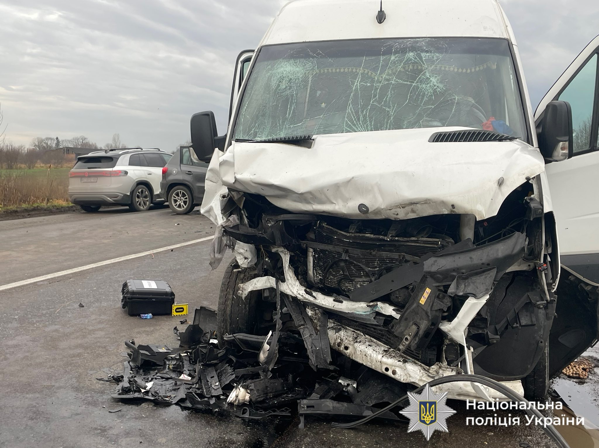 На Прикарпатті зіткнулись легковик та рейсовий автобус: є загибла та постраждалі (ФОТО)