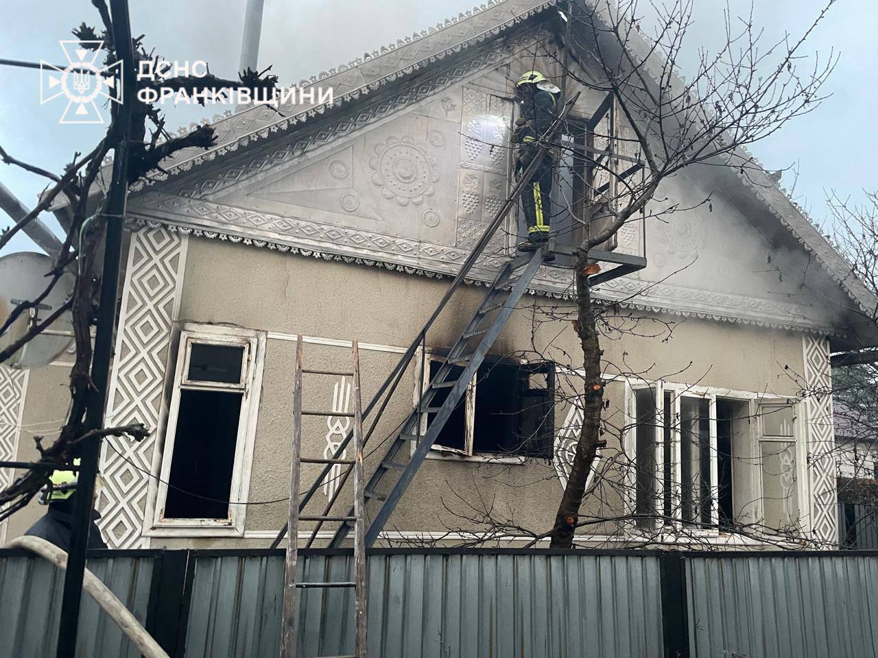 На Прикарпатті під час пожежі житлового будинку загинула жінка
