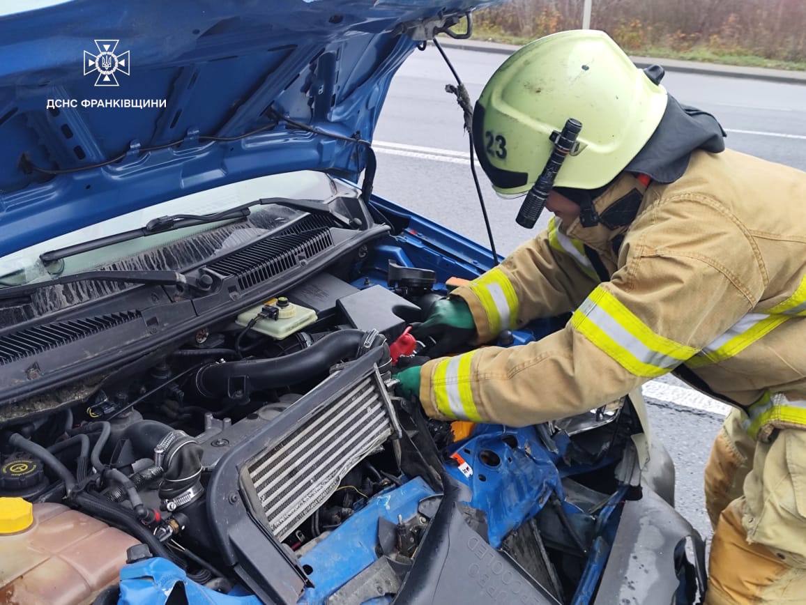 Травмувалася жінка з дитиною: на Івано-Франківщині зіткнулися автівки (ФОТО)