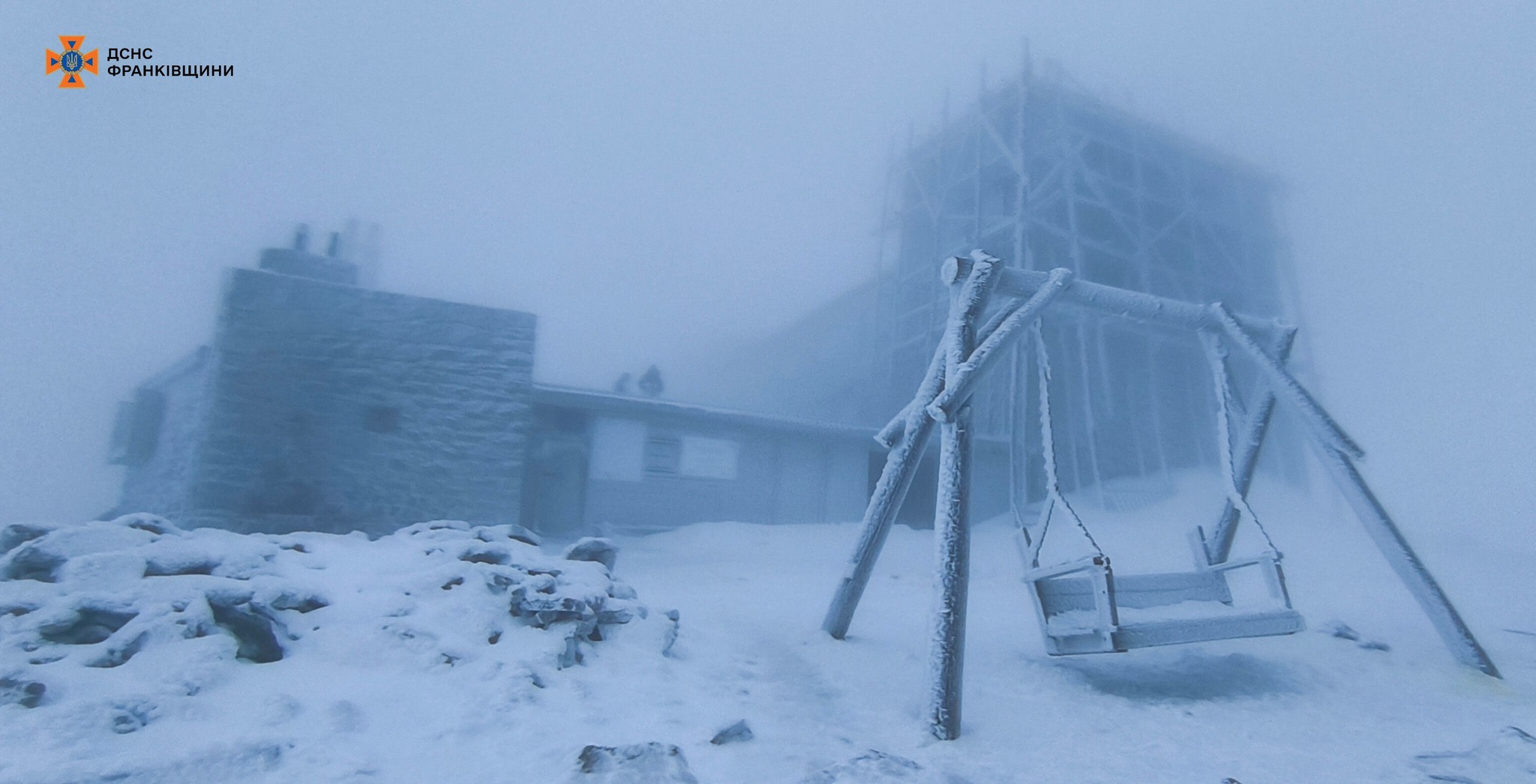 У Карпатах — шторм: на горі Піп Іван температура повітря опустилася до -2°C