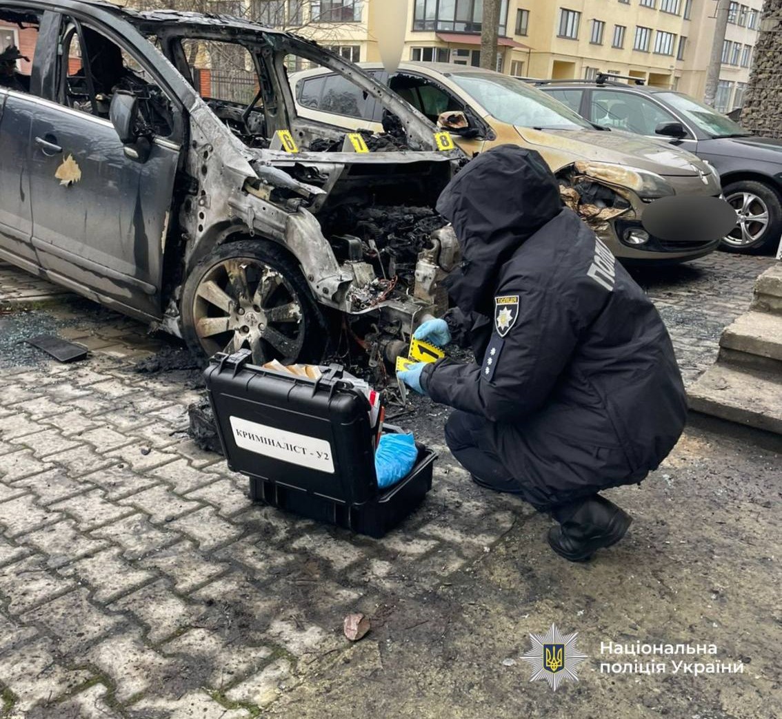 На Прикарпатті горів автомобіль: поліціянти встановлюють обставини