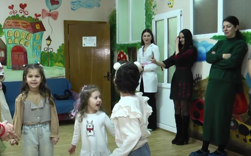 Посмішки у стінах лікарні: в Івано-Франківську для онкохворих дітей влаштували різдвяне свято