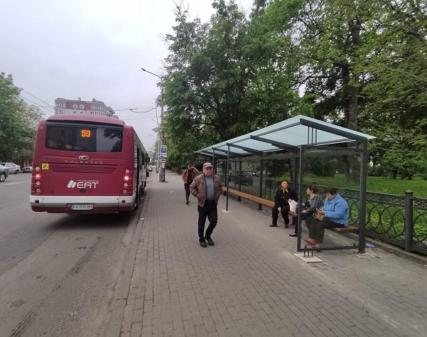 В Івано-Франківську щодня прибирають 170 зупинок громадського транспорту: місто платить майже 20 гривень за одну