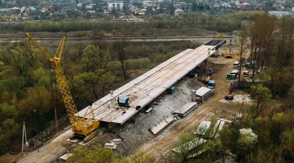 На новому мості на Пасічну уклали чистовий шар асфальту: роботи виходять на фінальний етап