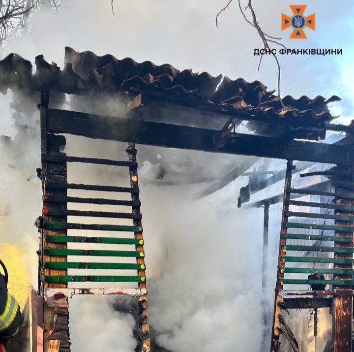 В Івано-Франківську горіла дерев'яна альтанка (ФОТОФАКТ)