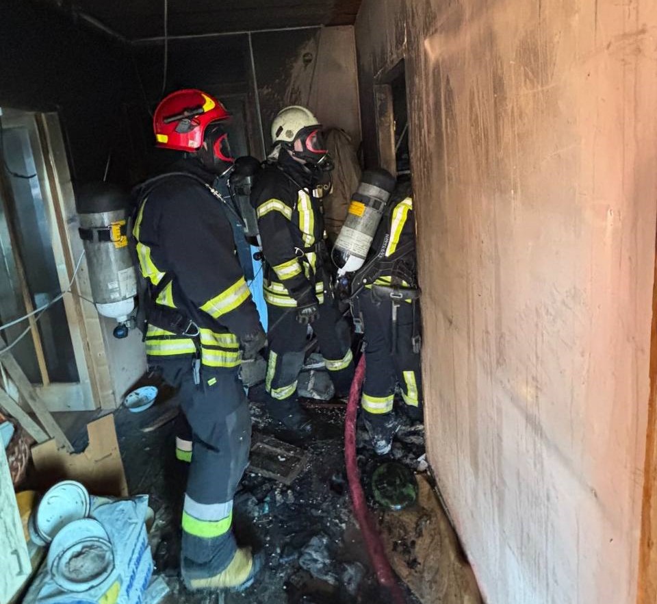 Горів житловий будинок: на Івано-Франківщині з пожежі врятували чоловіка (ФОТОФАКТ)