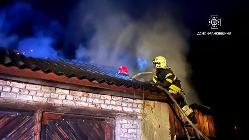 На Івано-Франківщині вогнеборці ліквідували пожежу гаража в приватному домогосподарстві (ФОТОФАКТ)