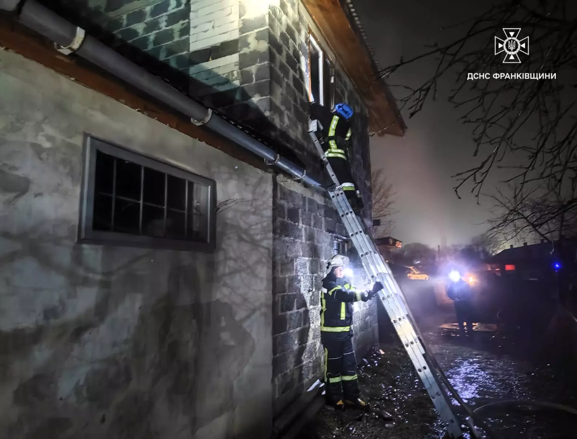 Горів гараж: на Прикарпатті рятувальники ліквідували пожежу (ФОТОФАКТ)