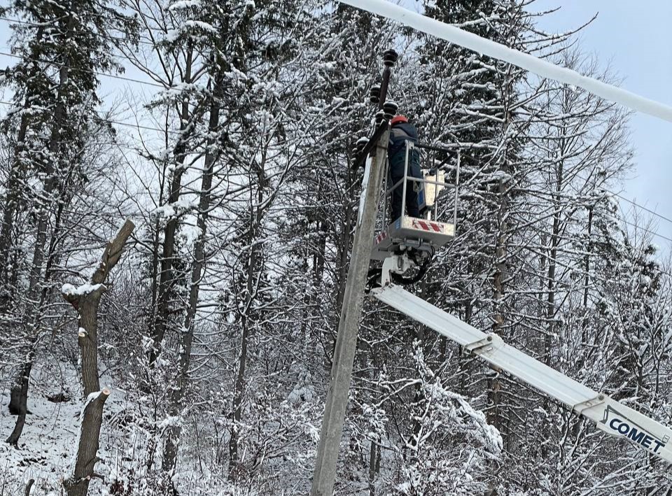 На Прикарпатті тривають аварійно-відновлювальні роботи через негоду
