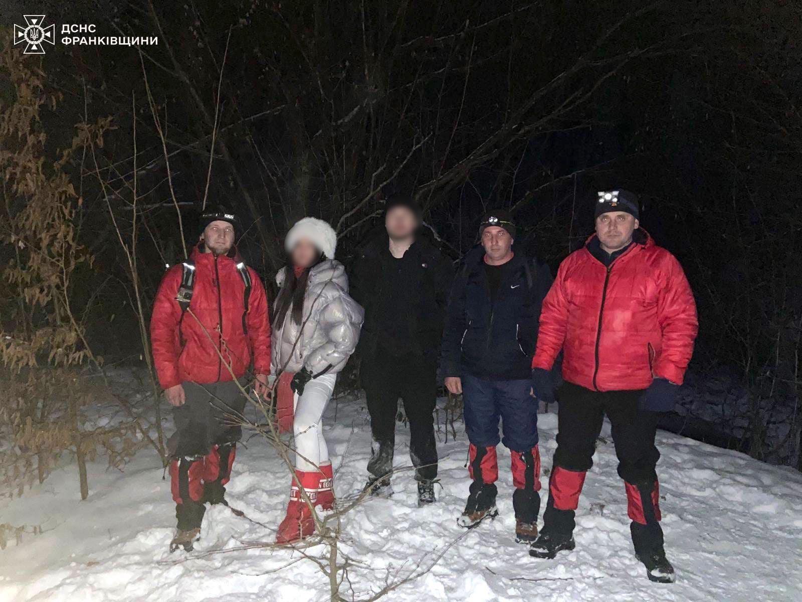 У Яремче рятувальники допомогли туристам із Сум, які заблукали напередодні Нового року