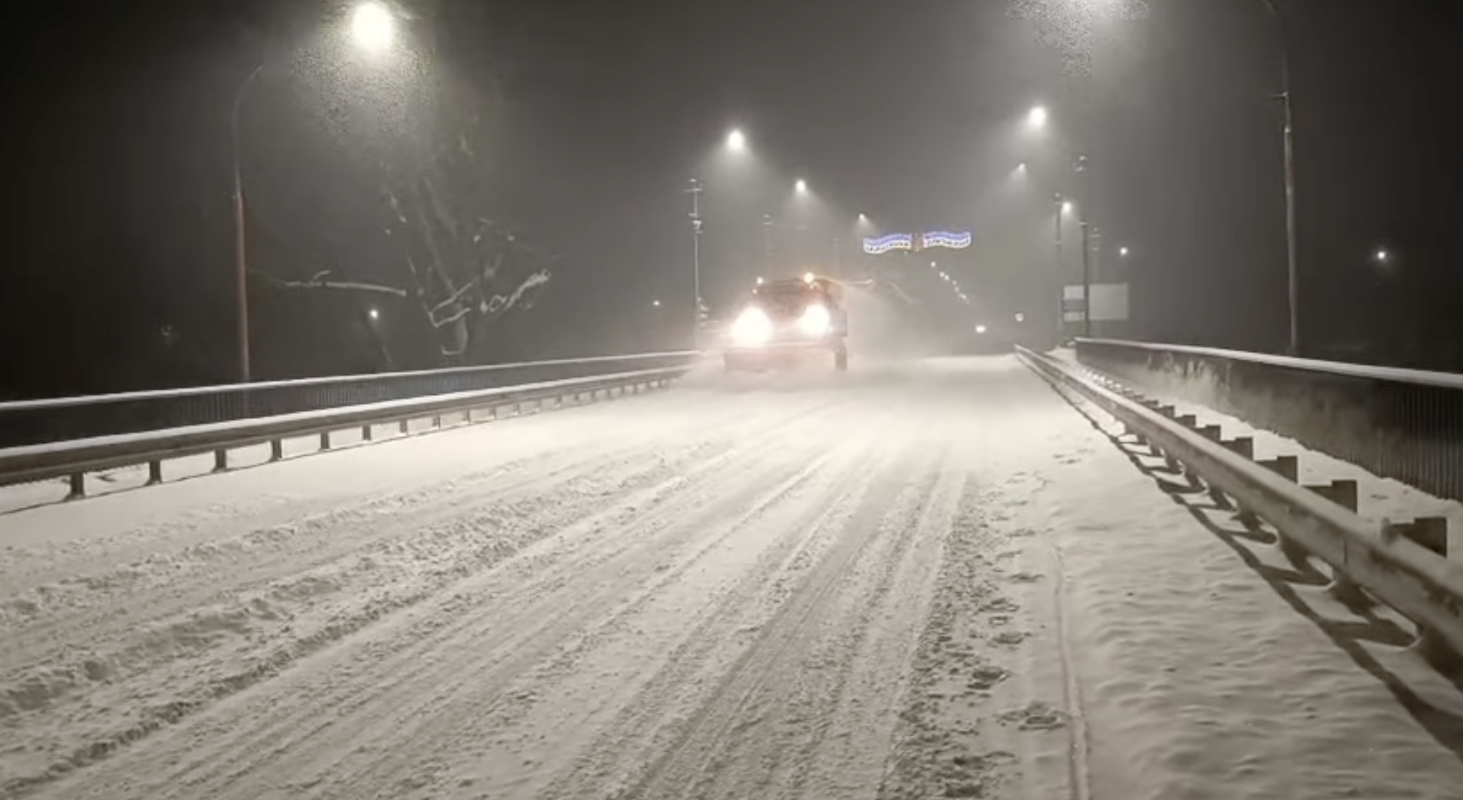 Проїзд забезпечено: на дорогах Івано-Франківщини працюють 53 одиниці спецтехніки