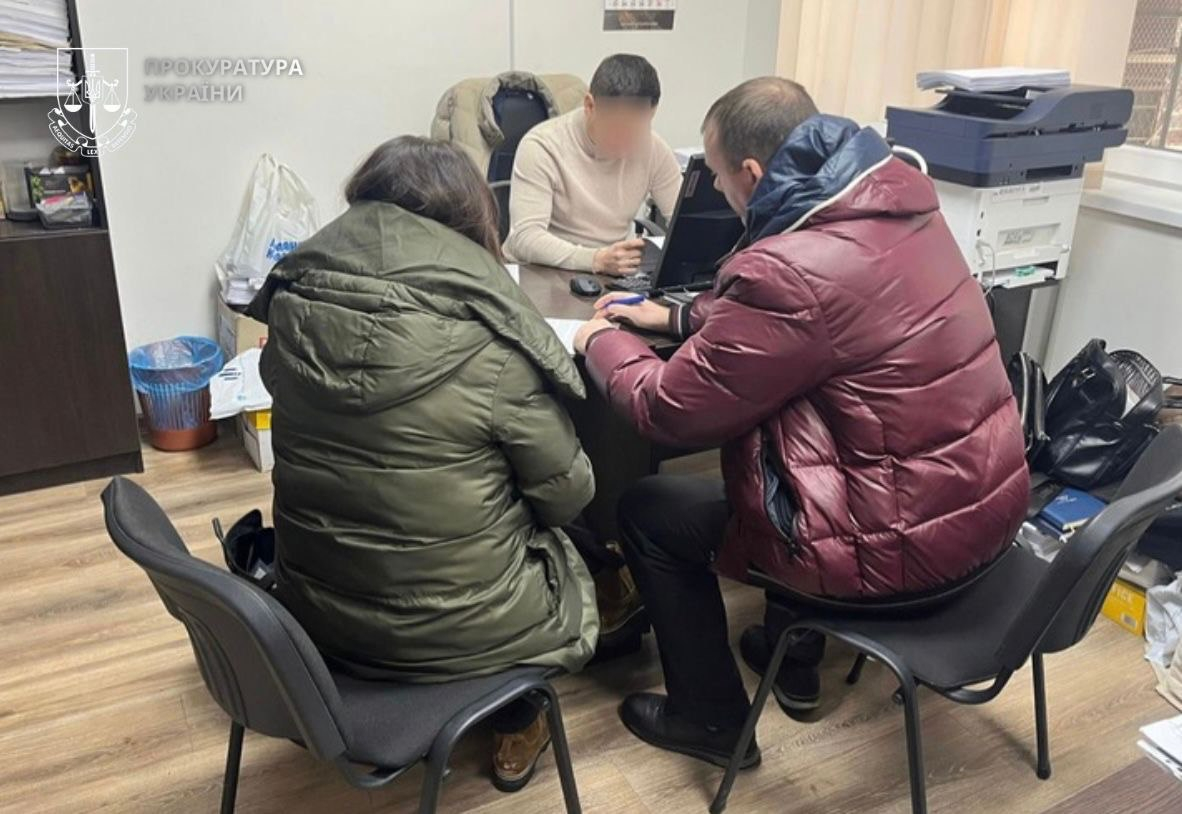 Заступника начальника поліції охорони Івано-Франківщини, який ошукав батька загиблої військової, взяли під варту з можливістю внесення застави