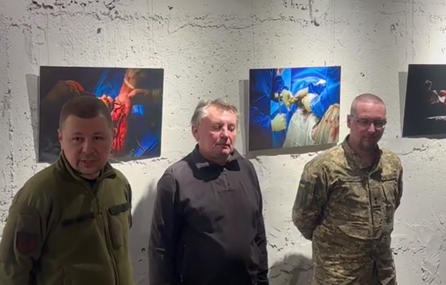 «Руки між життям і війною»: в Івано-Франківську представили фотовиставку про щоденну боротьбу лікарів і військових