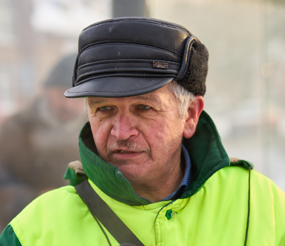 «Лопату тримав у руці, але по машині не бив»: побитий комунальник розповів деталі нападу