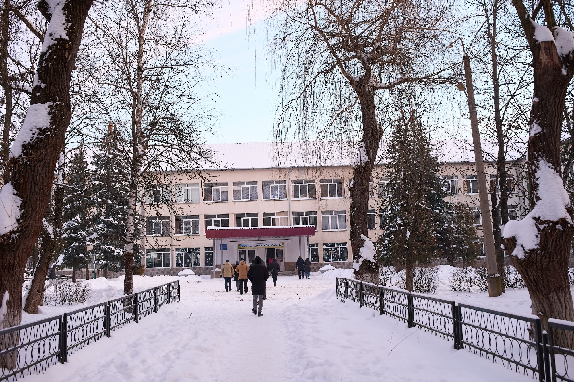 «Діти мають вчитися»: в Івано-Франківську всі школи працюють очно попри снігопади