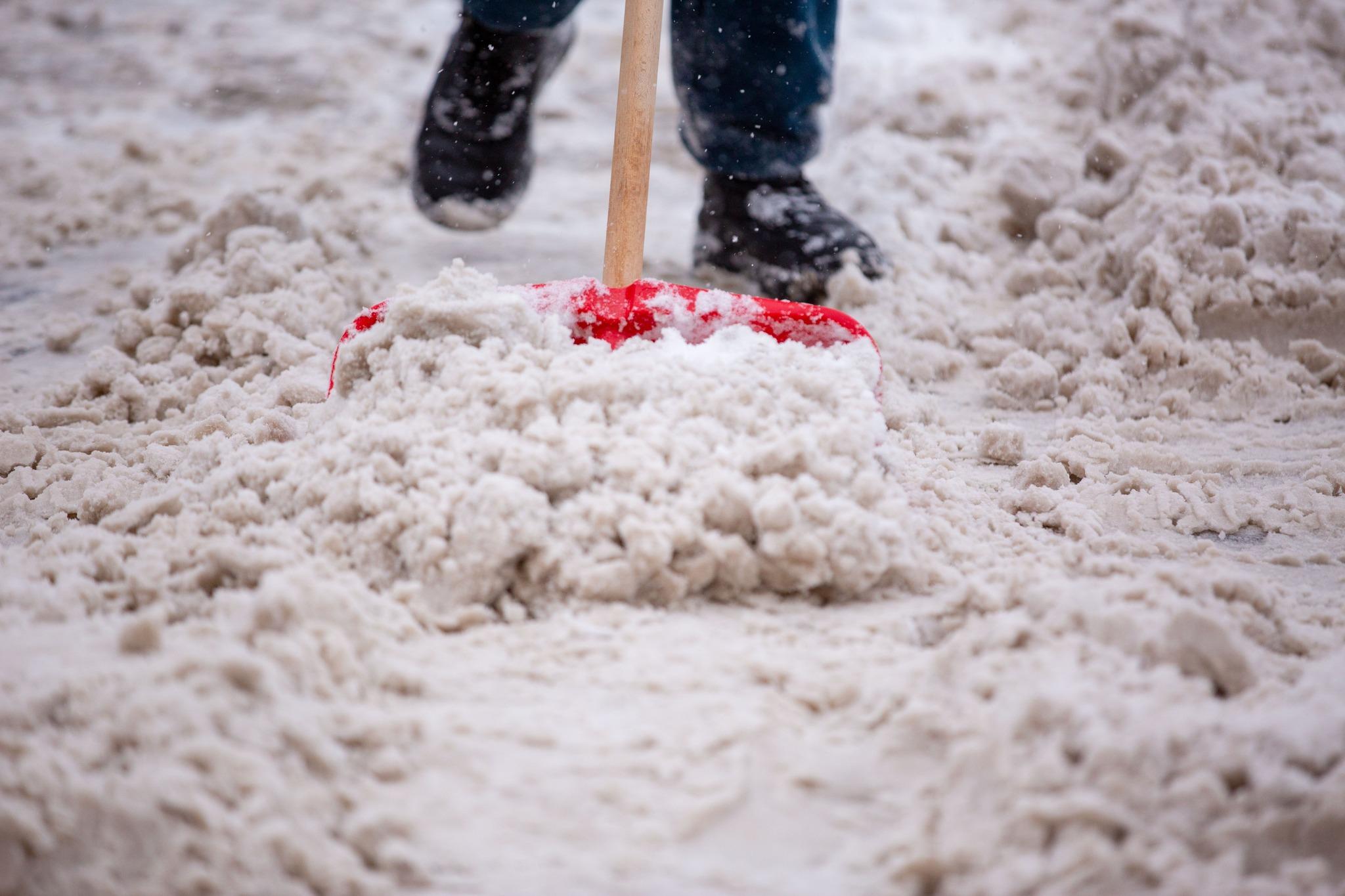 Чому не всі дороги чистять: в Івано-Франківську розповіли про проблеми з прибиранням снігу