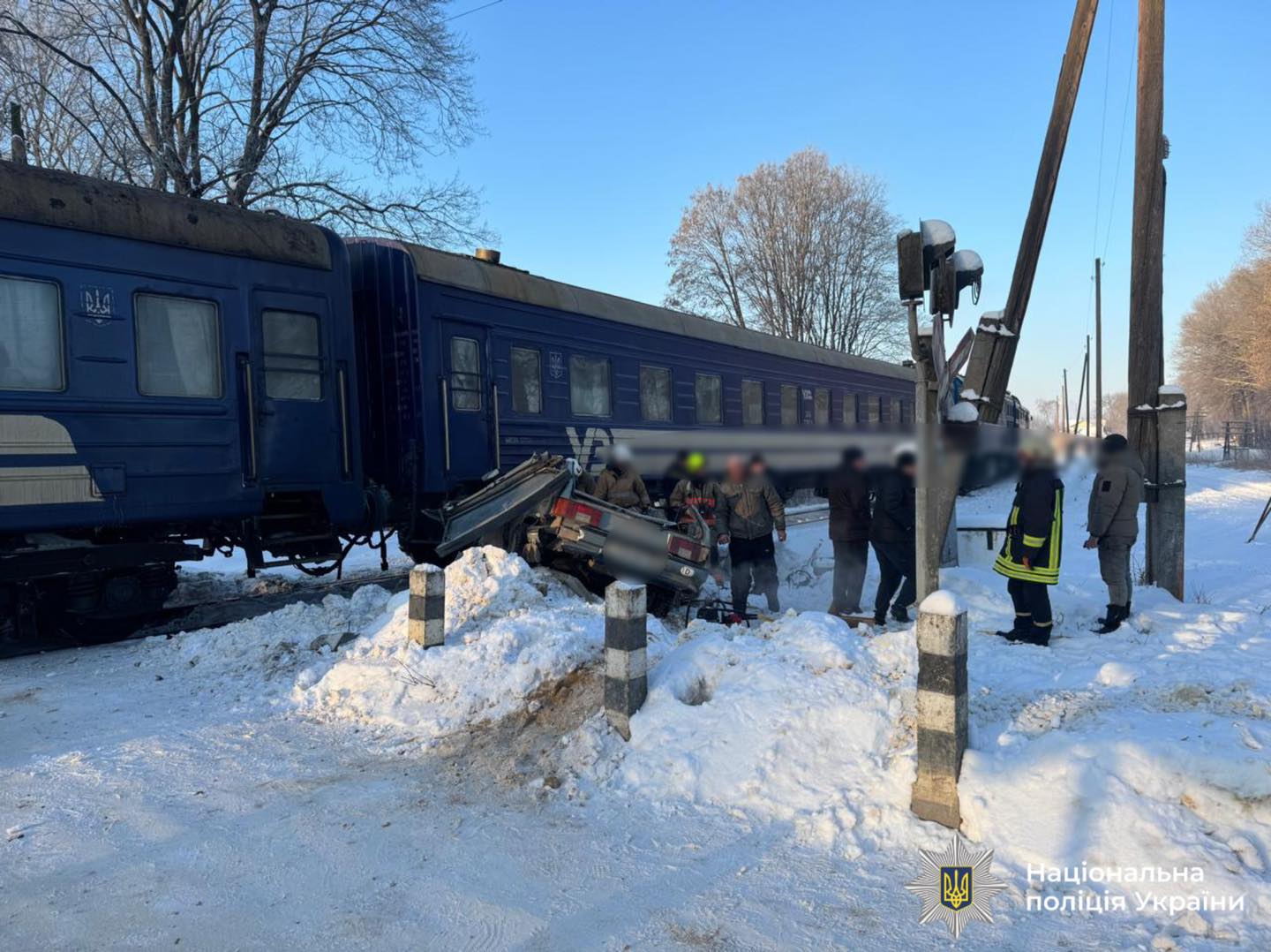Постраждали троє людей: на Прикарпатті зіткнулися автомобіль та потяг (ФОТО)