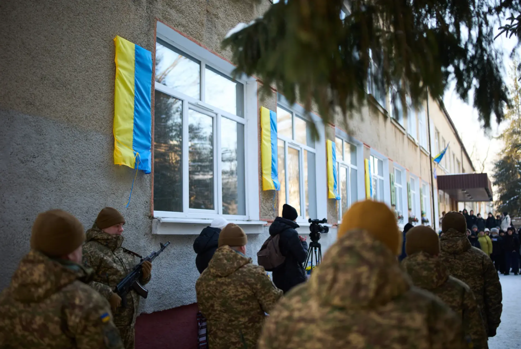 На фасаді ліцею №17 в Івано-Франківську відкрили дошки на честь чотирьох загиблих захисників