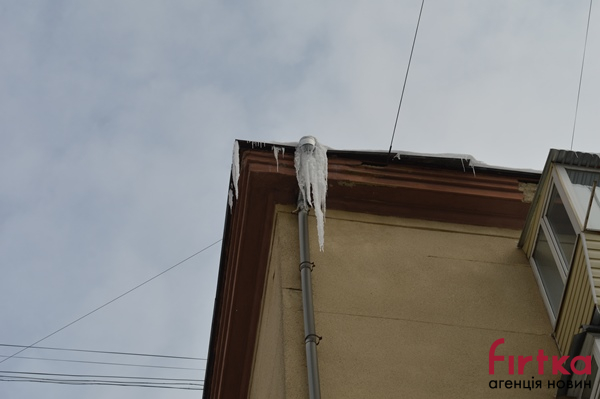 Комунальники реагують першочергово на «людні» місця: іванофранківцям розповіли, куди звертатися, аби прибрали бурульки