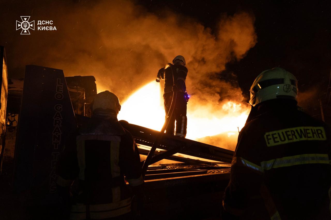 Ворог масовано атакував Київ і Харків безпілотниками та балістичними ракетами