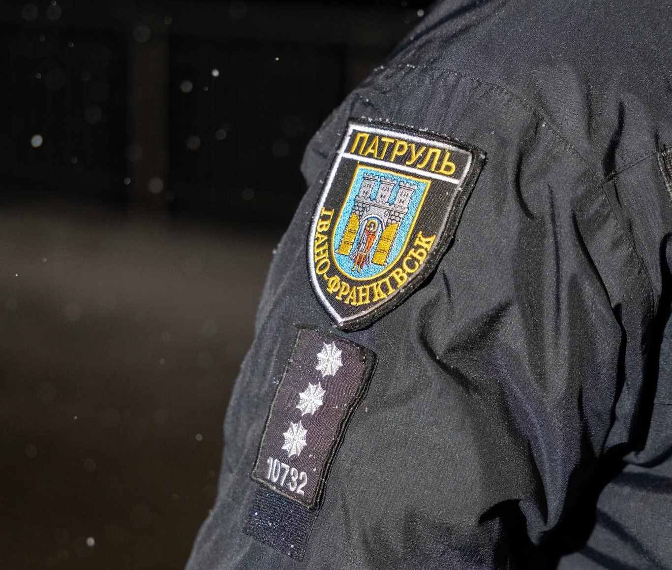 Без відповідної категорії та номерних знаків: патрульні склали адмінматеріали на мотоцикліста в Івано-Франківську