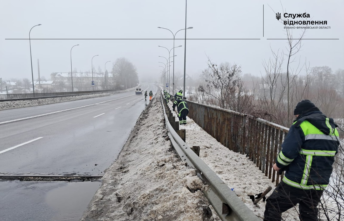 На Івано-Франківщині через снігопади дорожники працюють в інтенсивному режимі