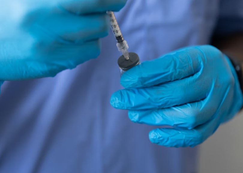 Україна повністю переходить на «неживу» вакцину проти поліомієліту: що змінюється в календарі щеплень