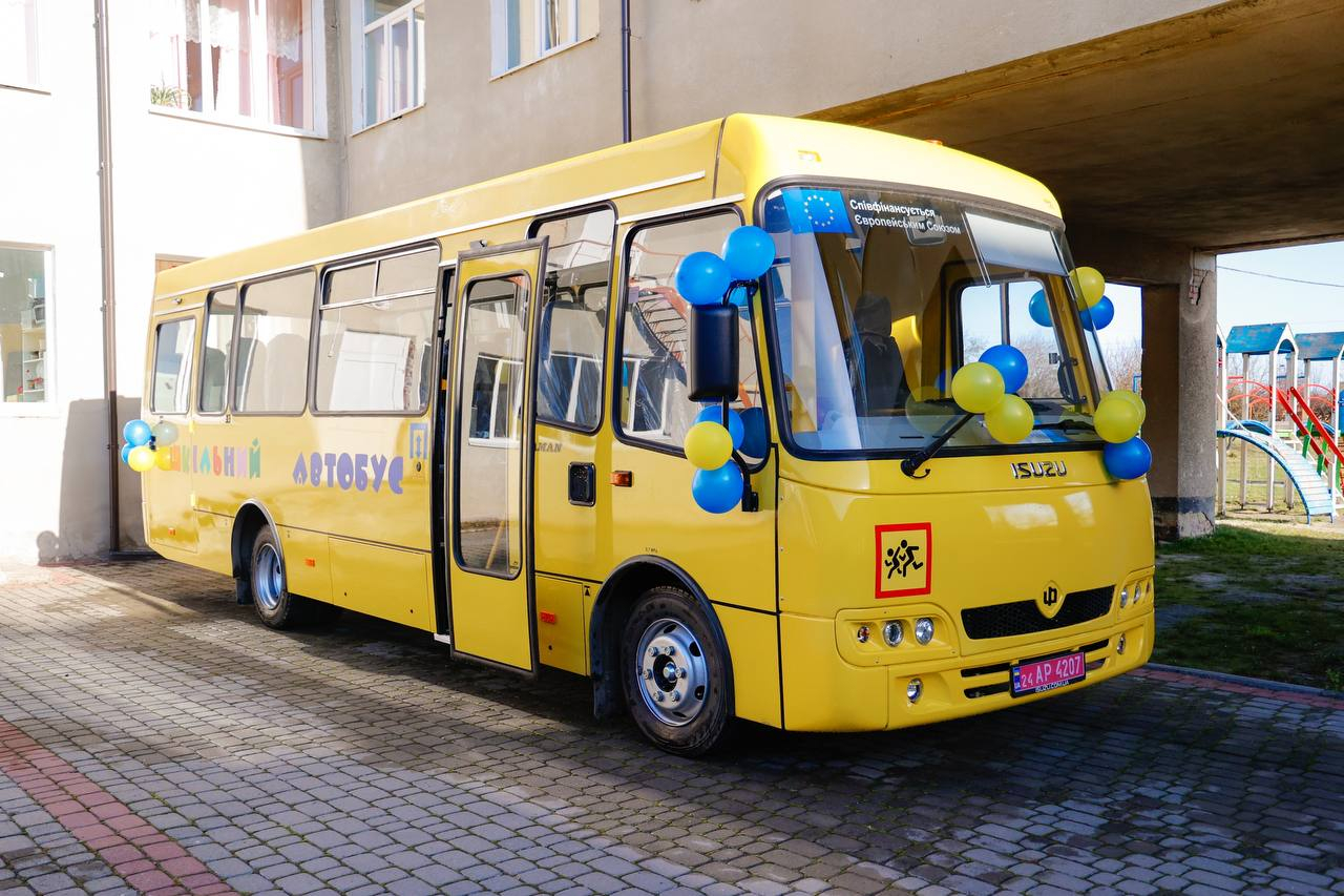 «Деякі школи чекали на транспорт роками»: торік Івано-Франківщина отримала 40 шкільних автобусів