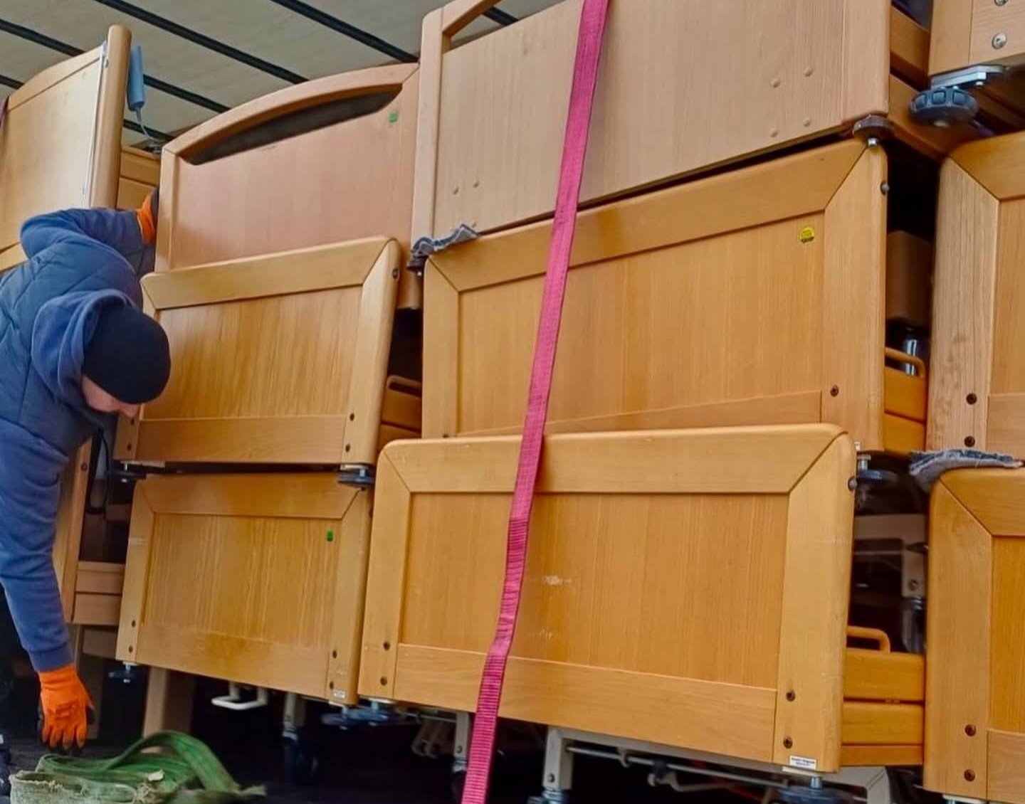 На Прикарпатті передали понад 150 функціональних ліжок для підопічних людей інтернатних установ