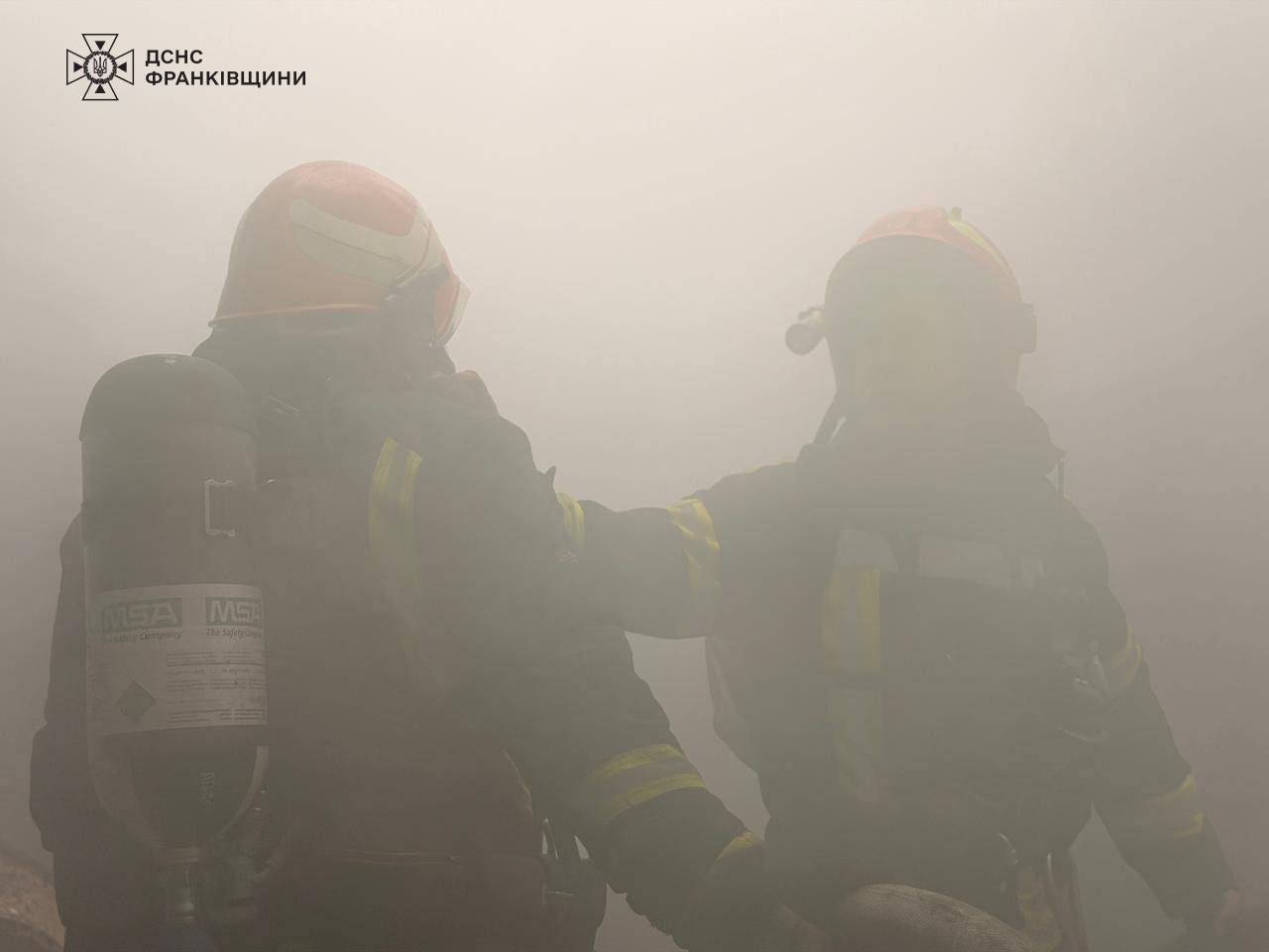Залучили понад 50 рятувальників: на Івано-Франківщині ліквідовують наслідки атаки