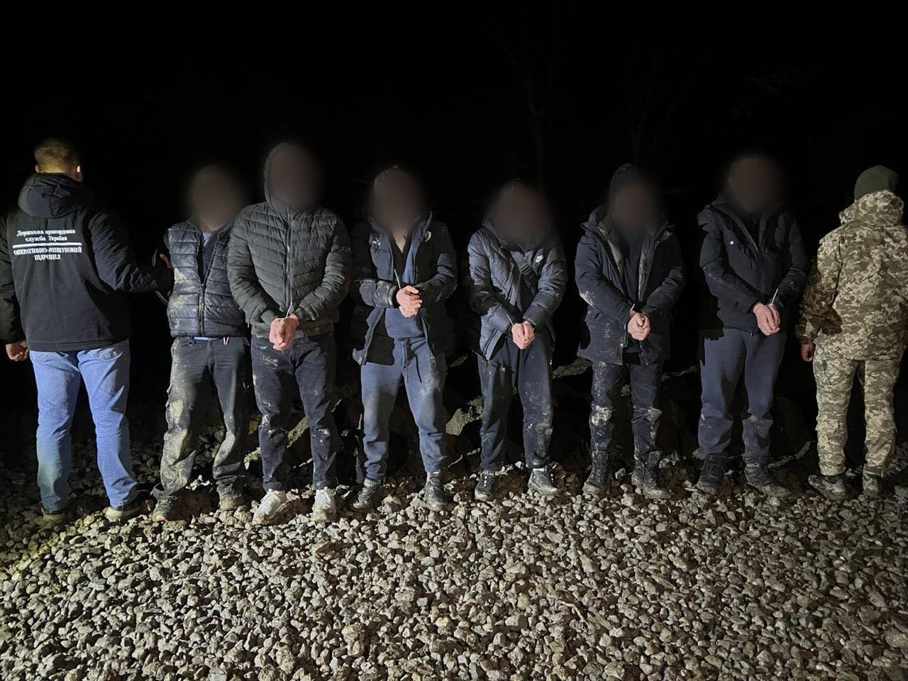 Намагалися незаконно перетнути кордон: біля  групу чоловіків