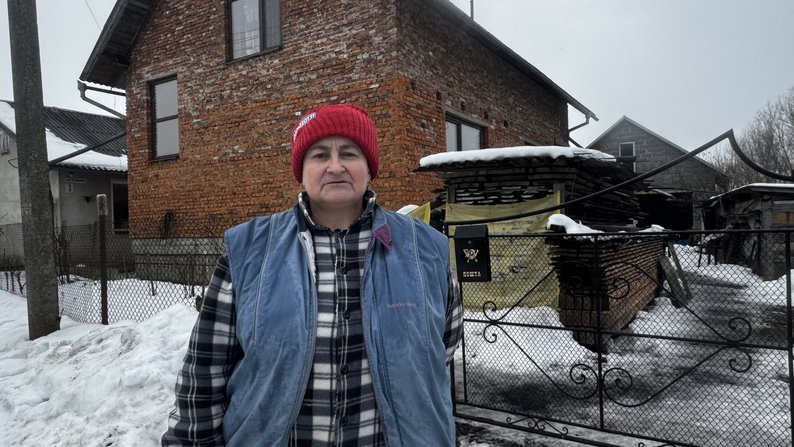 У даху оселі — дірка. Що про російський обстріл розповіла власниця пошкодженого будинку в Галичі