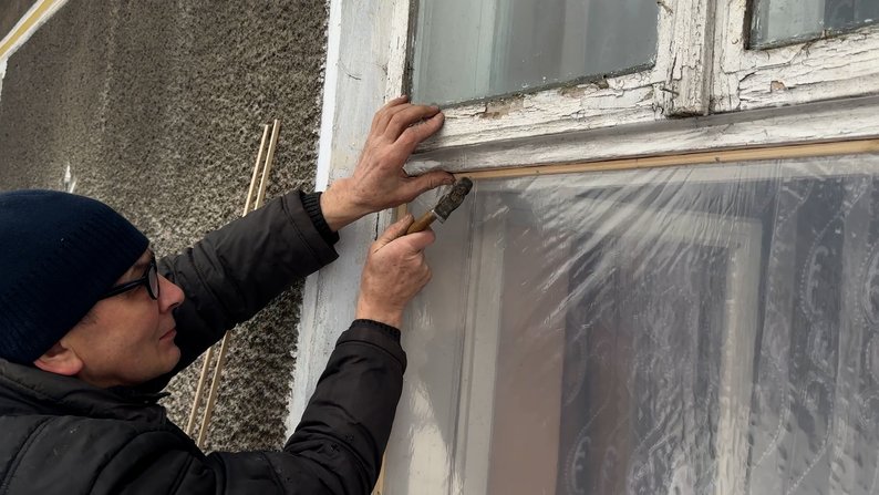 Як після обстрілу росіян оговтуються жителі села Журів на Прикарпатті, де пошкоджені 15 будинків