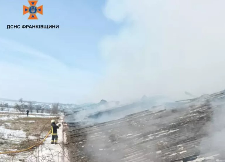 На Івано-Франківщині загасили пожежу покрівлі господарської будівлі (ФОТОФАКТ)