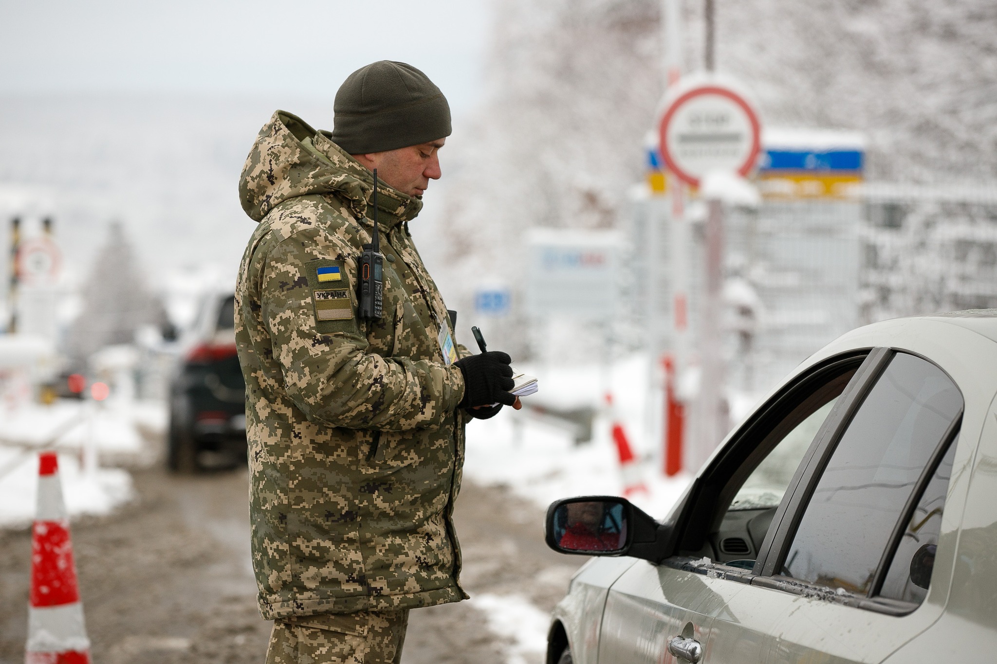 За добу — 53 тисячі перетинів: яка ситуація на західному кордоні України