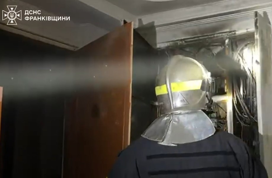 Евакуювали п'ятьох осіб: в Івано-Франківську сталася пожежа в підвалі житлового будинку (ВІДЕО)