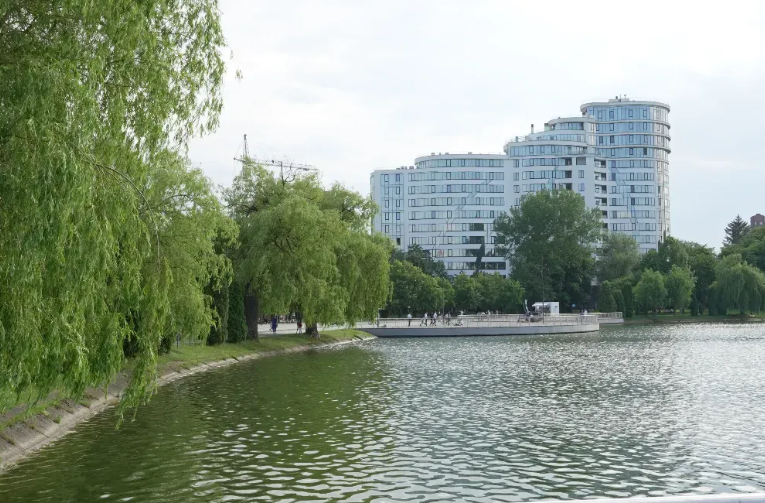 В Івано-Франківську ліквідовують витік води з озера біля дамби