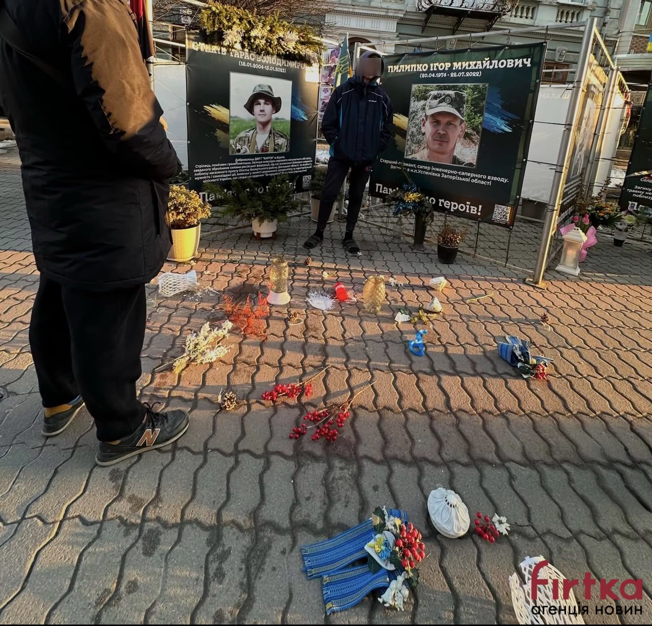 В Івано-Франківську чоловік розтрощив ритуальні атрибути біля банера загиблого воїна