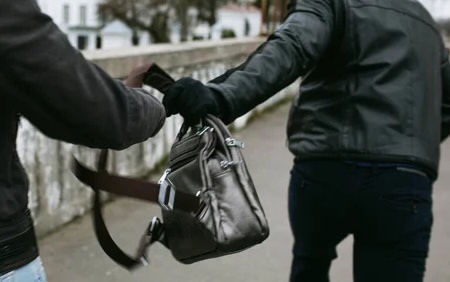 Частину коштів розгубив, тікаючи: на Івано-Франківщині грабіжник вирвав сумку з грошима в пенсіонера