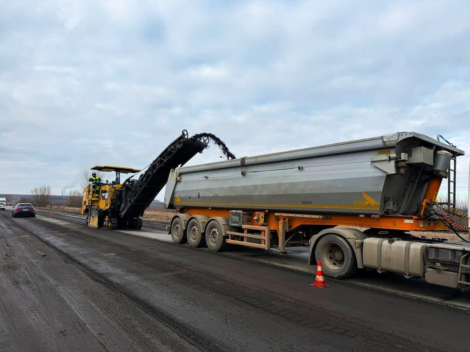 На Прикарпатті тривають ремонтні роботи на дорогах державного значення: які ділянки латають