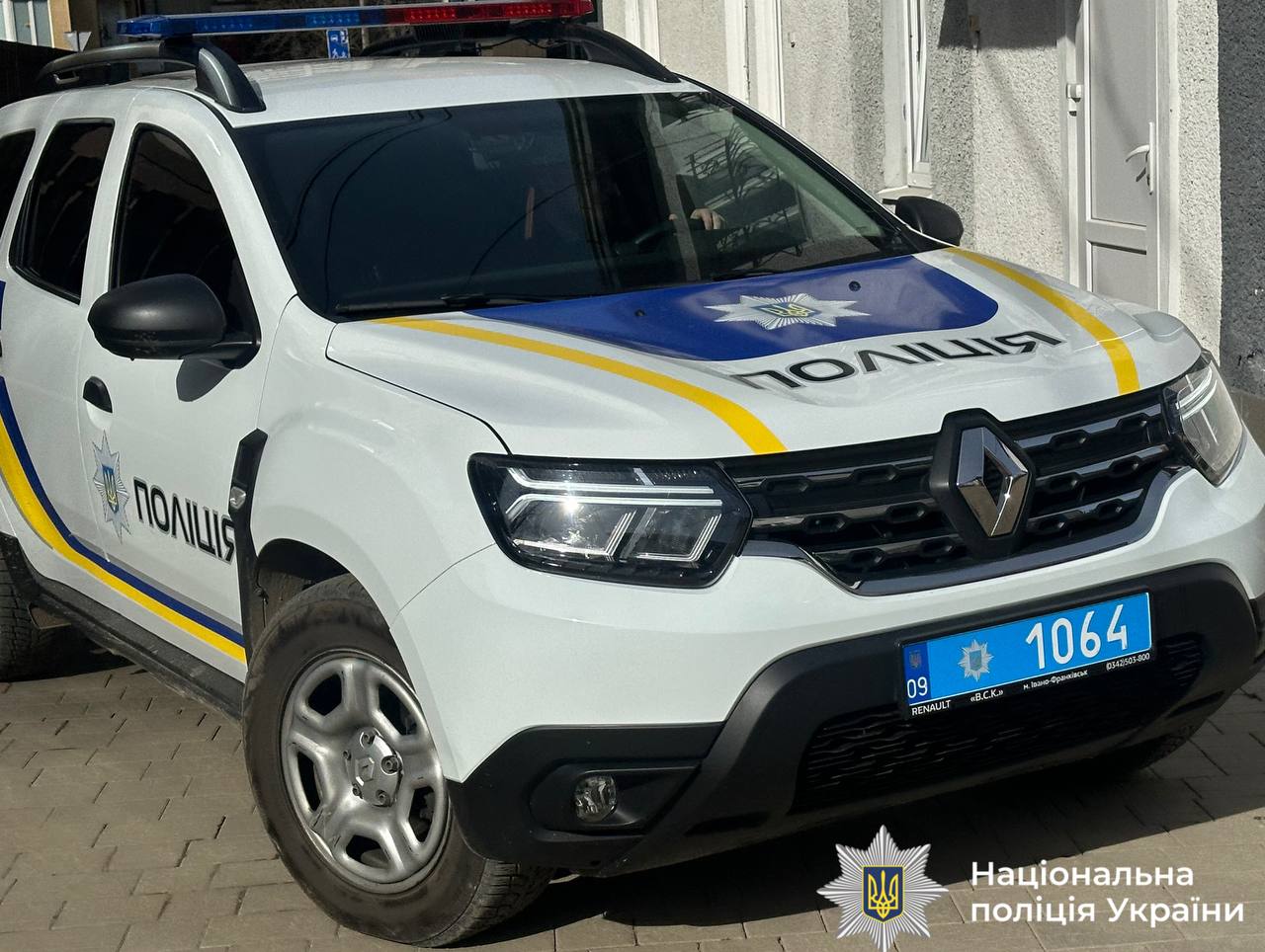 Доставили до відділку поліції: в Івано-Франківську виявили чоловіка зі зброєю