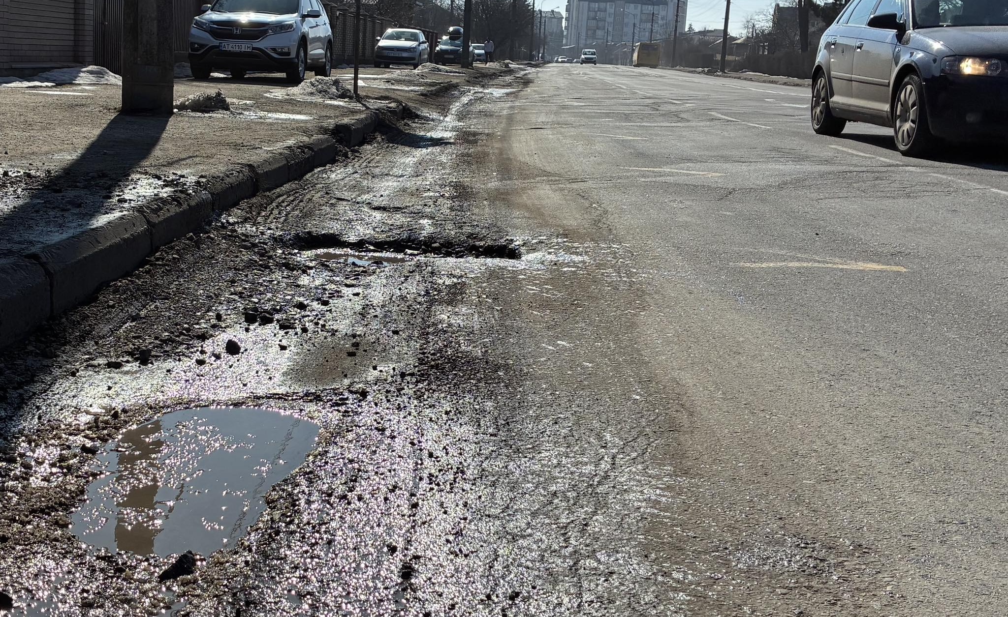 Частину доріг перекриватимуть повністю, частину — великими картами: в Івано-Франківську ремонтують центральні магістралі