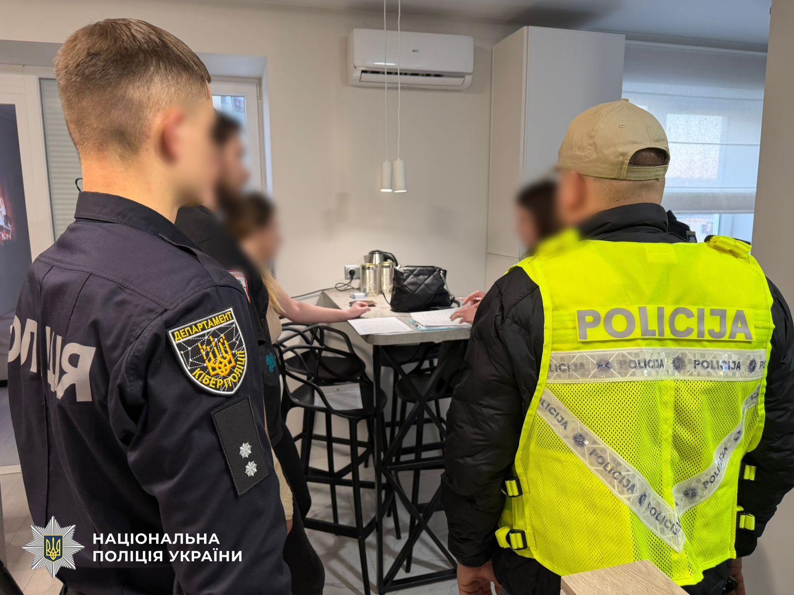 Завдали шкоди на понад 300 тисяч євро: двоє іванофранківців організували схему з дропами в Європі