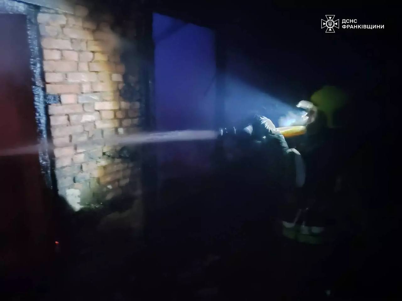 На Прикарпатті горіли господарська будівля та будинок: є загиблий (ФОТОФАКТ)