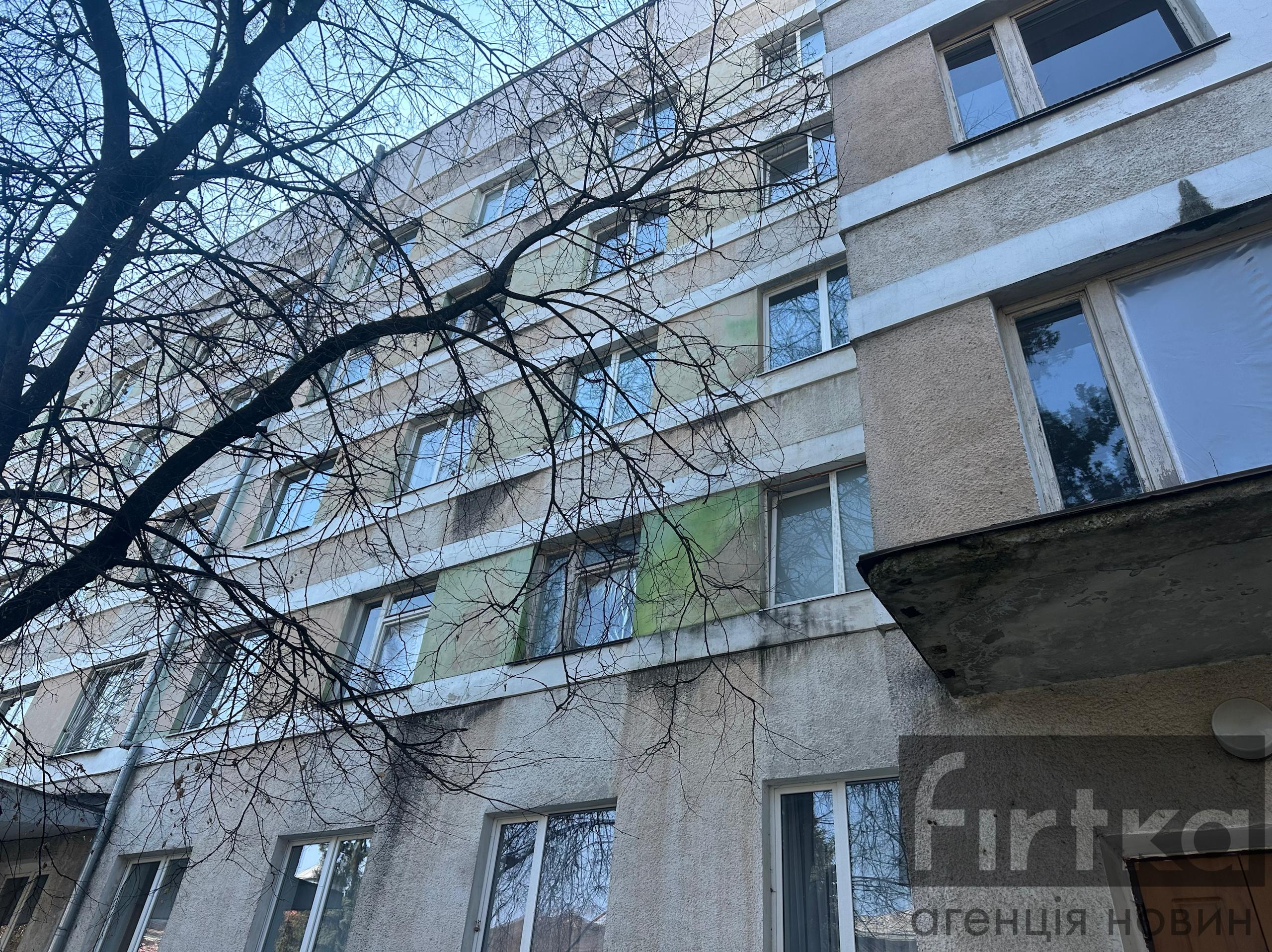 Близько 300 квадратних метрів скла вибито: наслідки обстрілу пологового в Івано-Франківську (ФОТО/ВІДЕО)